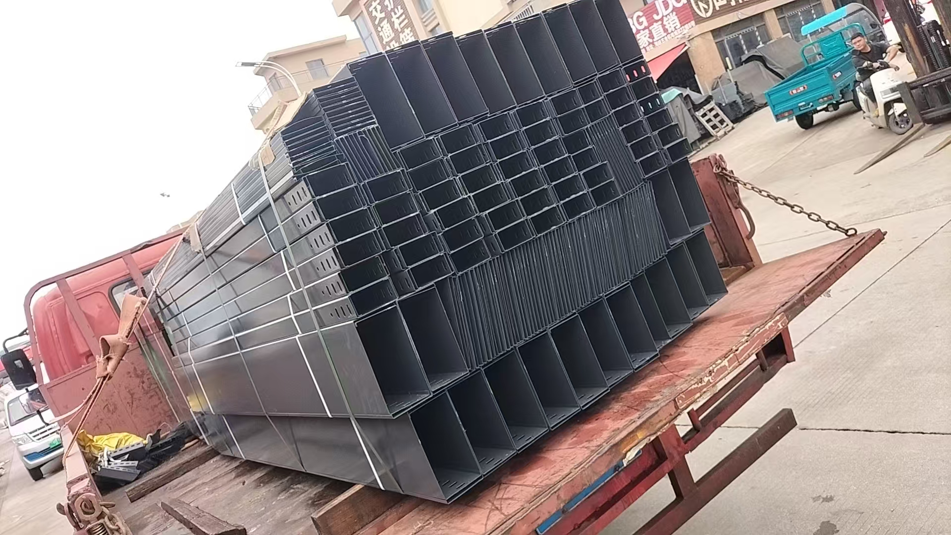 福建电缆桥架,福州桥架厂家,梯级式桥架,槽式桥架,大跨距桥架,模压桥架,防火防腐桥架,鑫天朋电气,JDS线管,金属线管